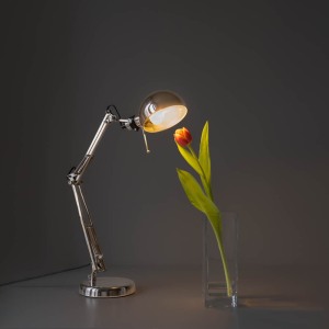 Tulipe rouge et jaune dans un vase de cristal transparent avec éclairage lampe de bureau