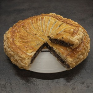 Nature morte culinaire. Galette des rois au chocolat