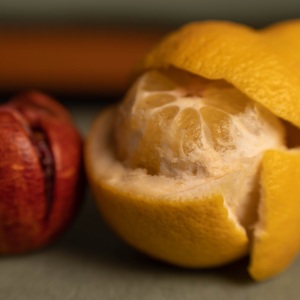 Nature morte culinaire.  Citron & grenade